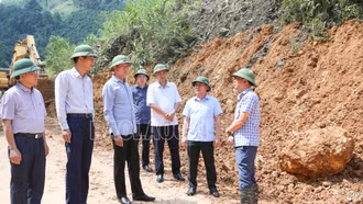 Chủ tịch UBND tỉnh Trần Huy Tuấn kiểm tra tình hình cầu Yên Bái và công tác khắc phục hậu quả thiên tai tại Lương Thịnh