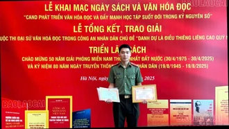 Trung uý Lạc Chung Hiếu say mê văn hoá đọc