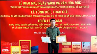 Trung uý Lạc Chung Hiếu say mê văn hoá đọc
