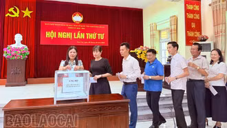 Cơ quan Mặt trận Tổ quốc Việt Nam tỉnh Lào Cai ủng hộ người dân bị thiệt hại do mưa bão