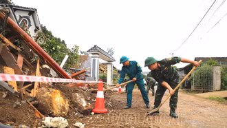 Cán bộ, chiến sĩ Bộ CHQS tỉnh hỗ trợ các hộ dân khắc phục hậu quả sạt lở đất tại xã Xuân Ái