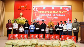Trao tặng hơn 100 suất quà Tết cho trẻ em, phụ nữ khó khăn tại phường Cam Đường