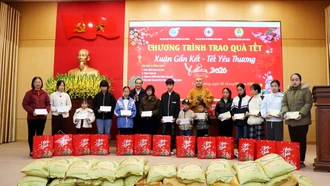 Trao tặng hơn 100 suất quà Tết cho trẻ em, phụ nữ khó khăn tại phường Cam Đường