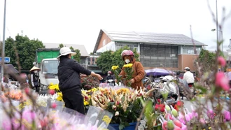 Thị trường đồ lễ Táo Quân: Giá tăng nhẹ, sức mua giảm