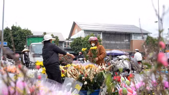 Thị trường đồ lễ Táo Quân: Giá tăng nhẹ, sức mua giảm