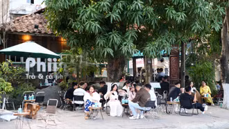 Nhiều hàng quán mở cửa xuyên Tết