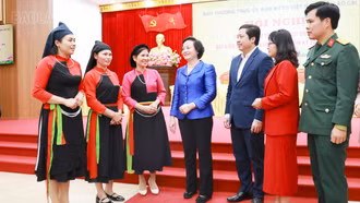 Các ứng cử viên đại biểu Quốc hội tiếp xúc cử tri tại xã Yên Bình