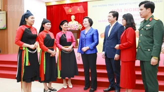 Các ứng cử viên đại biểu Quốc hội tiếp xúc cử tri tại xã Yên Bình