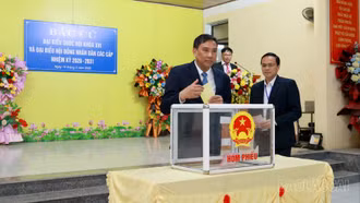 Đồng chí Hoàng Giang, Phó Bí thư Thường trực Tỉnh ủy dự khai mạc bầu cử và bỏ phiếu bầu tại xã Trấn Yên 