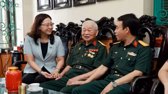 Đồng chí Giàng Thị Dung thăm hỏi, tặng quà các gia đình chính sách tại phường Yên Bái