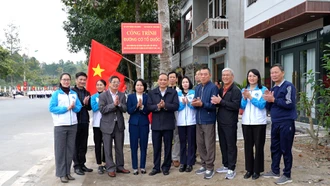 Khánh thành tuyến đường cờ Đảng, cờ Tổ quốc tại phường Cam Đường