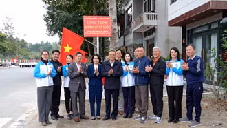 Khánh thành tuyến đường cờ Đảng, cờ Tổ quốc tại phường Cam Đường