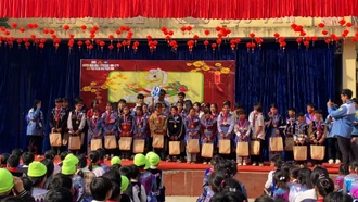 Học sinh THPT Chuyên Lào Cai mang Tết sớm đến với học sinh vùng cao