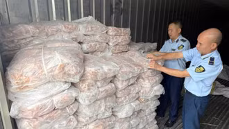 Thu giữ hơn 1,5 tấn chân gà không rõ nguồn gốc