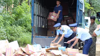 Quản lý thị trường Lào Cai tiêu hủy số lượng lớn hàng hóa vi phạm