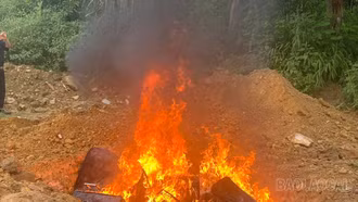 Tiêu hủy hơn 2,5 tấn xúc xích, lạp xưởng, trứng gia cầm non nhập lậu