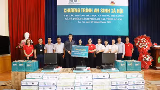 Trao tặng 30 bộ máy tính và quà cho các trường học tại xã Tả Phời