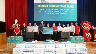 Trao tặng 30 bộ máy tính và quà cho các trường học tại xã Tả Phời