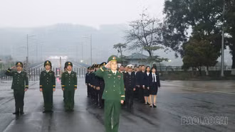 Lễ chào cờ đầu năm mới tại Cửa khẩu Kim Thành