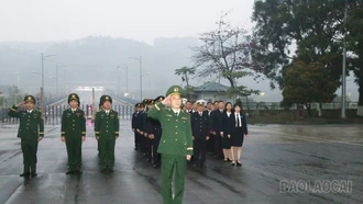 Lễ chào cờ đầu năm mới tại Cửa khẩu Kim Thành