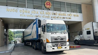 Hải quan Cửa khẩu Lào Cai thông quan hơn 830 xe hàng trong 2 ngày hoạt động trở lại 