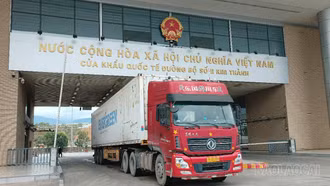 618 phương tiện thông quan qua Cửa khẩu Kim Thành trong 3 ngày đầu kỳ nghỉ Tết