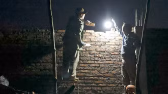 [Ảnh] Thắp đèn tăng ca xây nhà buổi tối