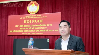 Chủ tịch UBND tỉnh Nguyễn Tuấn Anh trình bày Chương trình hành động tại Hội nghị lấy ý kiến cử tri Tổ dân phố Đồng Tâm 14