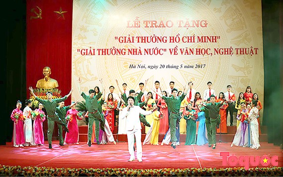 Giải thưởng Hồ Chí Minh, Giải thưởng Nhà nước về văn học nghệ thuật: Một số tác phẩm xét chưa đủ thời gian công bố tối thiểu Một buổi lễ trao tặng “Giải thưởng Hồ Chí Minh”, “Giải thưởng Nhà nước” về văn học, nghệ thuật