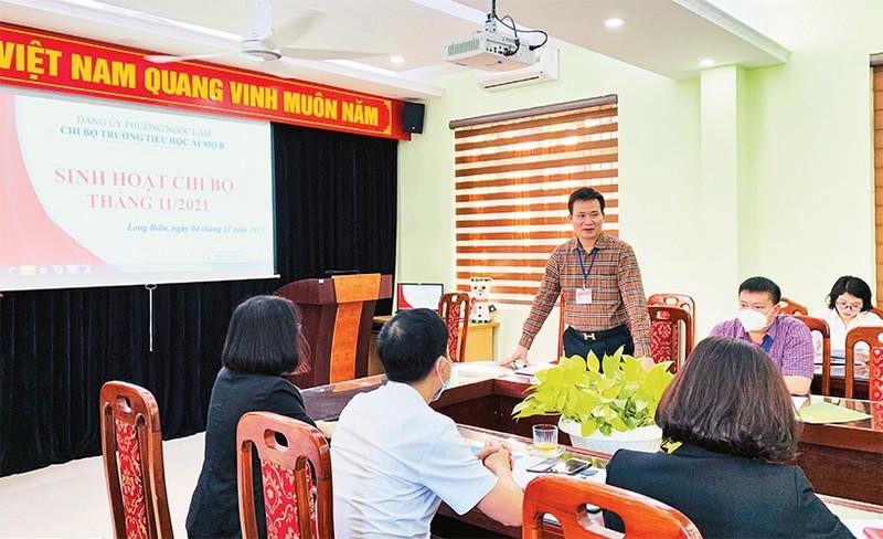 Quét sạch chủ nghĩa cá nhân ảnh 1 Một buổi sinh hoạt chi bộ Trường tiểu học Ái Mộ B, Ðảng ủy phường Ngọc Lâm, quận Long Biên. (Ảnh TRƯƠNG THỊ VÂN)