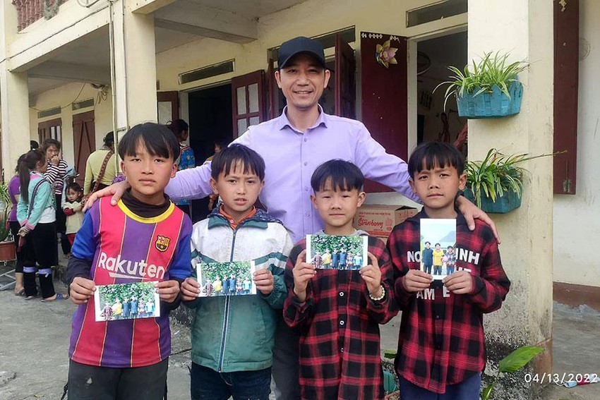 Người đi nhặt nụ cười và chia lại cho trẻ vùng cao ảnh 1