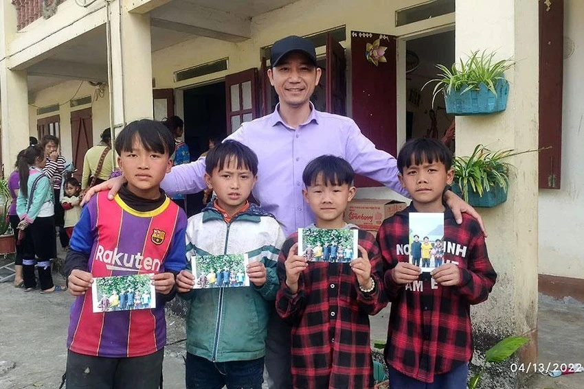 Người đi nhặt nụ cười và chia lại cho trẻ vùng cao ảnh 1
