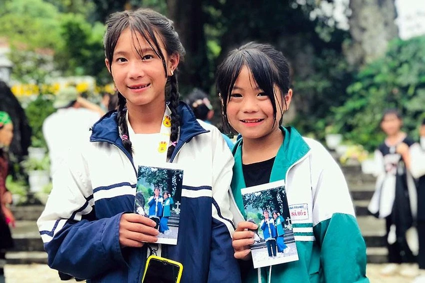 Người đi nhặt nụ cười và chia lại cho trẻ vùng cao ảnh 2