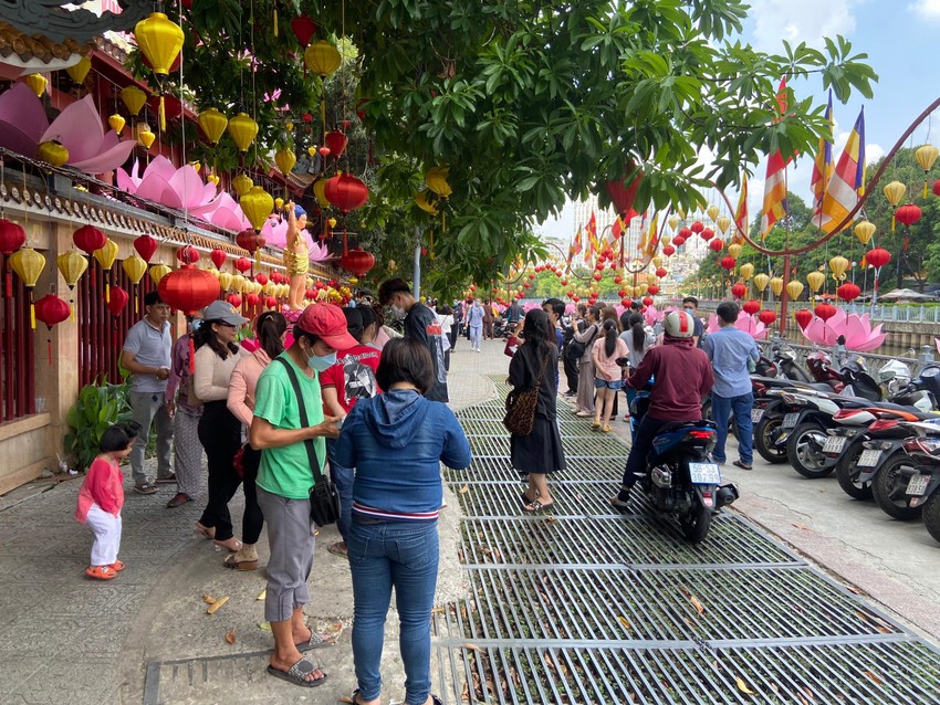 Hàng ngàn tăng ni, Phật tử dự Đại lễ Phật đản ảnh 8 Hàng ngàn tăng ni, Phật tử dự Đại lễ Phật đản ảnh 8