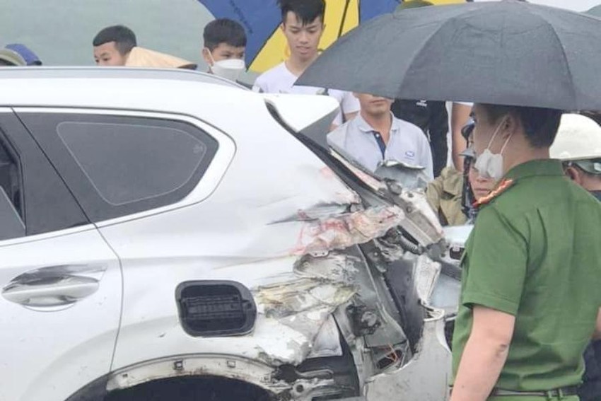 Tàu hỏa tông trúng ô tô chở 5 người ảnh 2 Tàu hỏa tông trúng ô tô chở 5 người ảnh 2