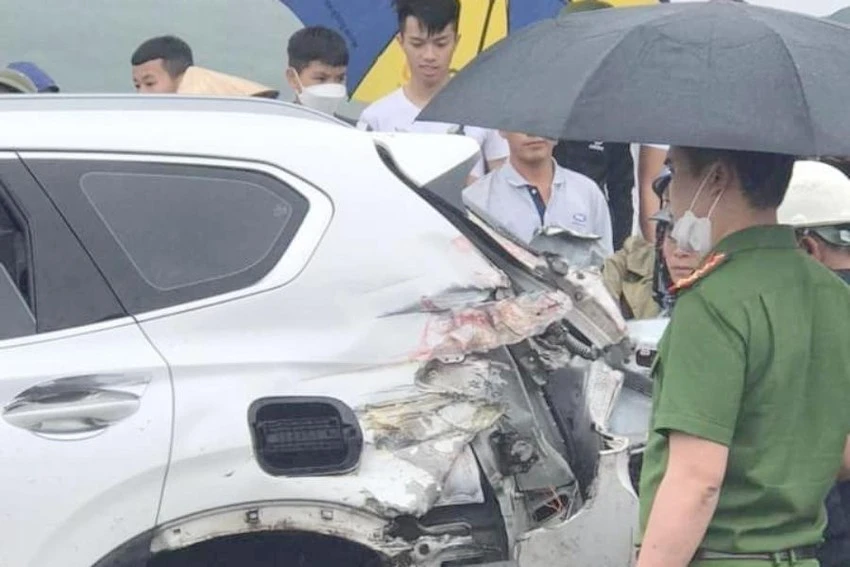 Tàu hỏa tông trúng ô tô chở 5 người ảnh 2 Tàu hỏa tông trúng ô tô chở 5 người ảnh 2