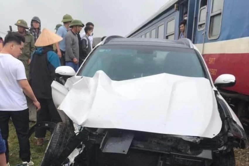 Tàu hỏa tông trúng ô tô chở 5 người ảnh 1 Tàu hỏa tông trúng ô tô chở 5 người ảnh 1