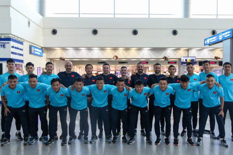 Đội tuyển futsal Việt Nam sang Thái Lan tham dự giải giao hữu ảnh 1 Đội tuyển futsal Việt Nam chụp ảnh lưu niệm tại sân bay Tân Sơn Nhất (TP Hồ Chí Minh) trước giờ khởi hành sang Thái Lan. (Ảnh: VFF)