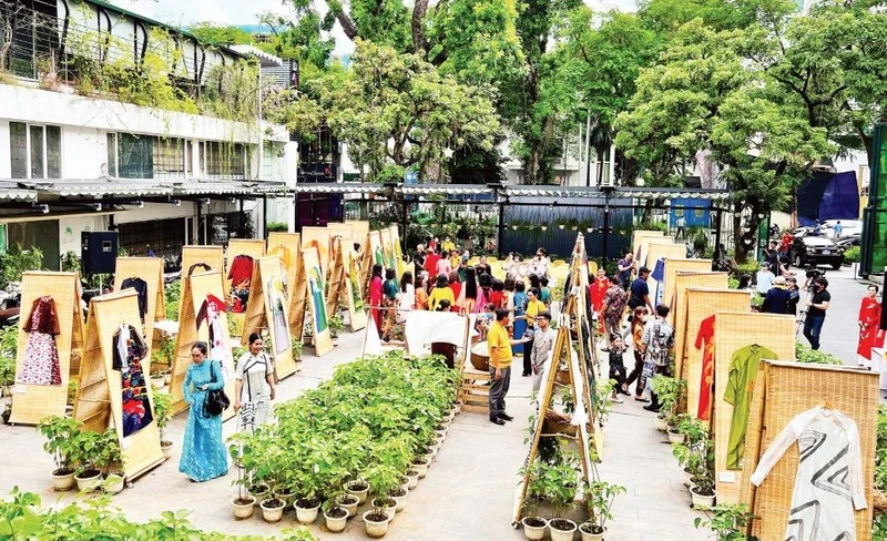 Không gian triển lãm "Áo dài trên con đường di sản" tại Bảo tàng Phụ nữ Việt Nam.