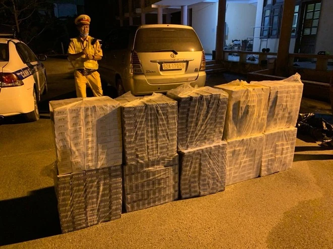 CSGT chặn bắt ô tô vận chuyển hàng nghìn bao thuốc lá lậu trên cao tốc ảnh 1