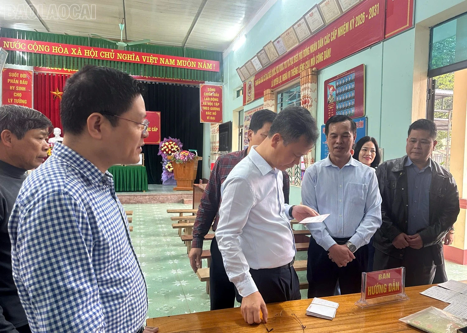 Phó Chủ tịch UBND tỉnh Nguyễn Thành Sinh kiểm tra công tác chuẩn bị bầu cử tại các xã Gia Phú, Khánh Yên, Chiềng Ken và Tằng Loỏng ảnh 15