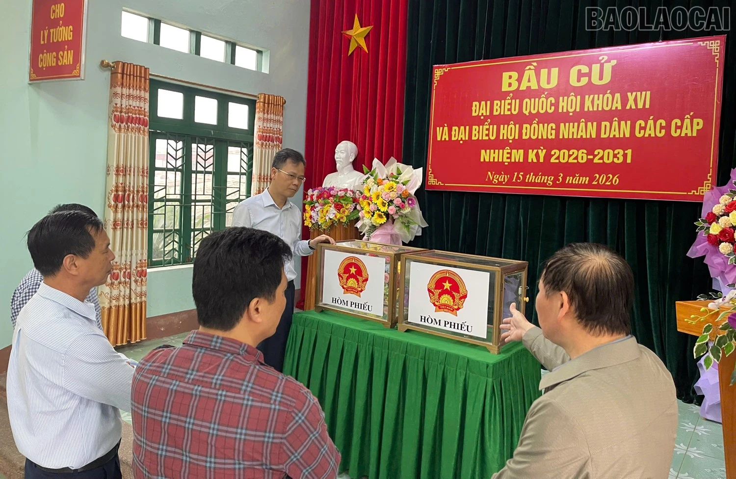 Phó Chủ tịch UBND tỉnh Nguyễn Thành Sinh kiểm tra một khu vực bỏ phiếu tại xã Tằng Loỏng.