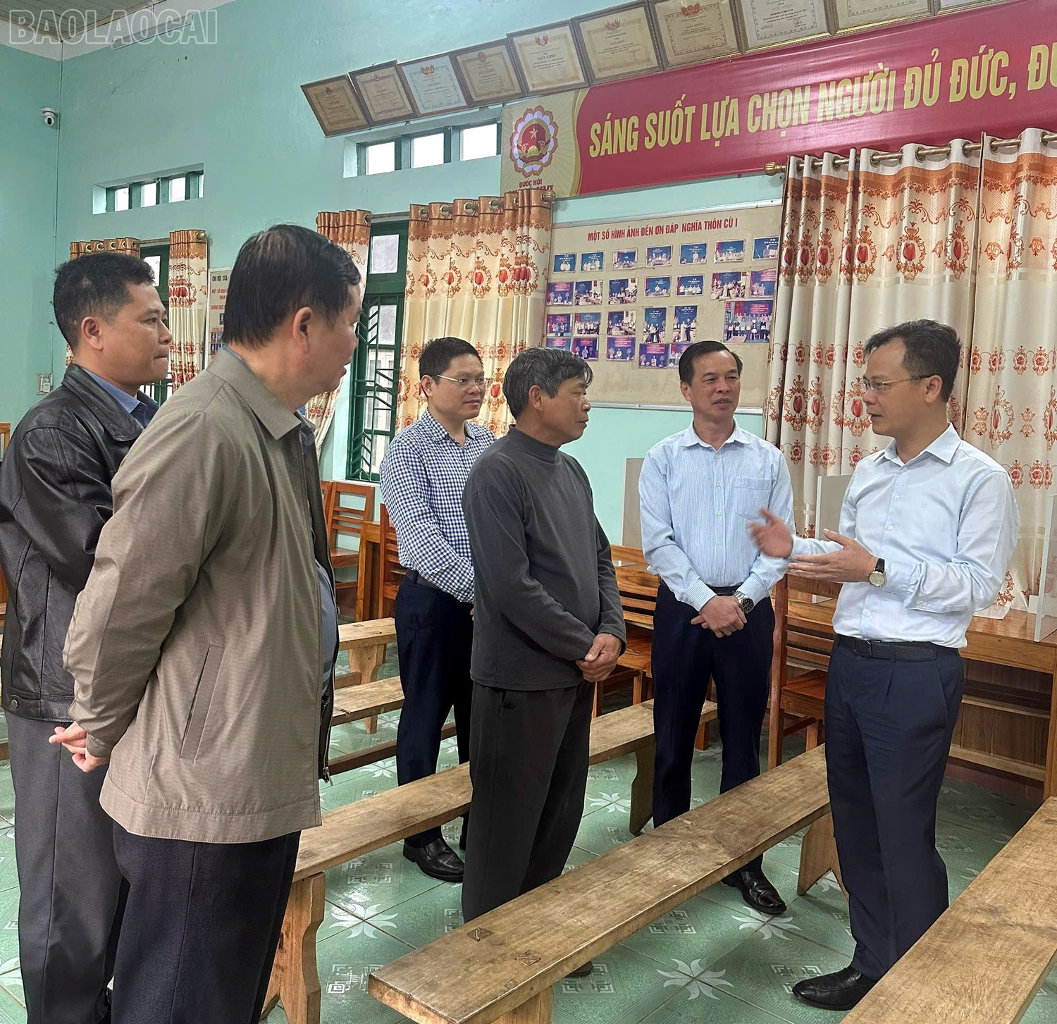 Phó Chủ tịch UBND tỉnh Nguyễn Thành Sinh kiểm tra công tác chuẩn bị bầu cử tại xã Tằng Loỏng.