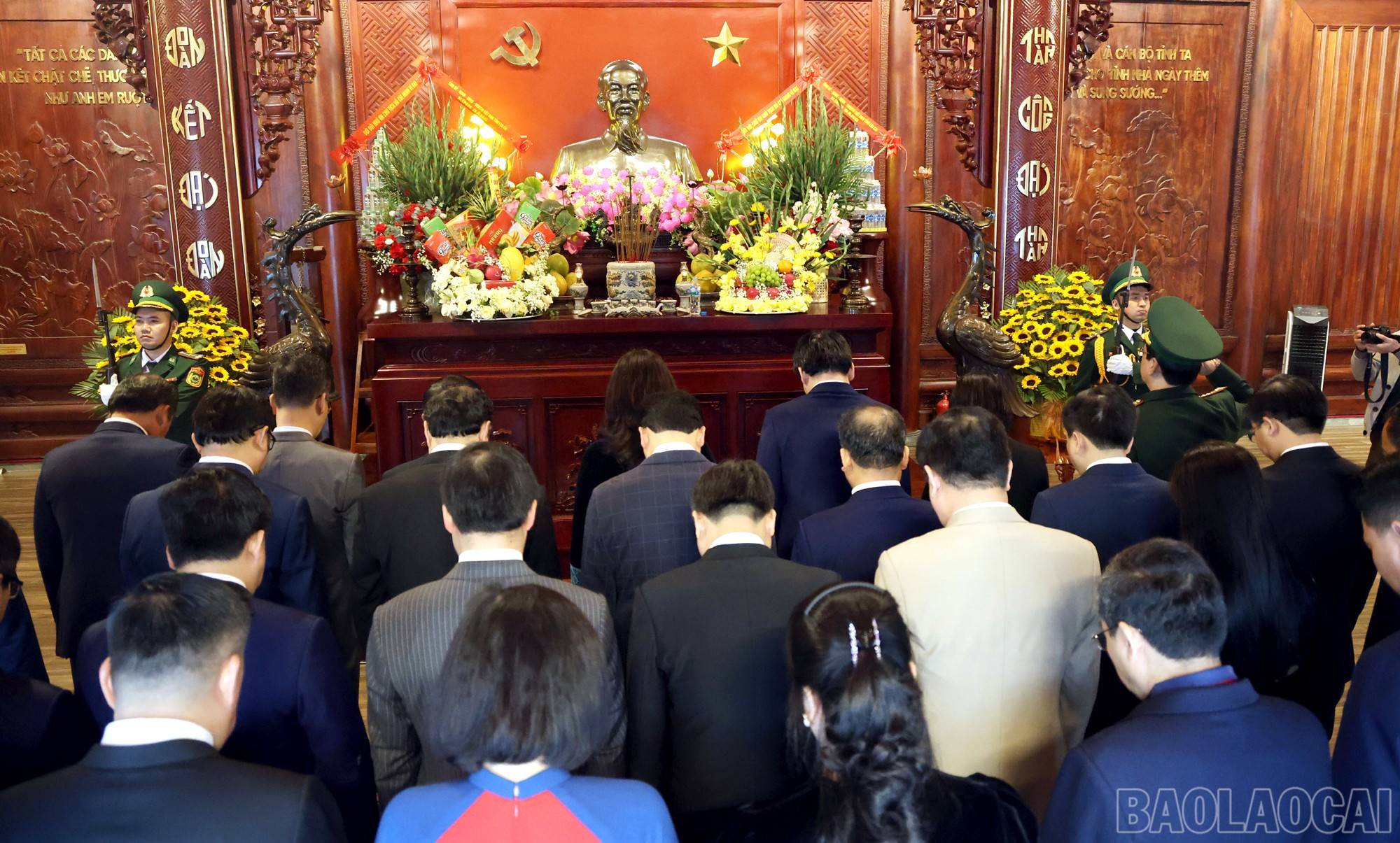 Đoàn đại biểu tỉnh tưởng niệm Chủ tịch Hồ Chí Minh.