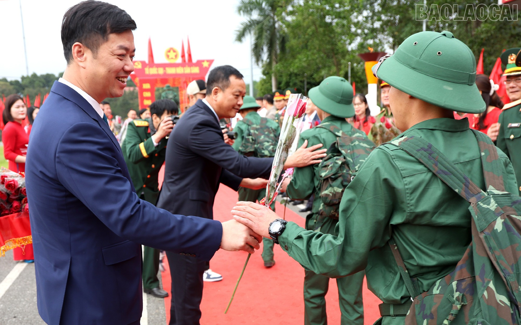 Thiếu tướng Tô Quang Hanh (ảnh trên), Phó Tham mưu trưởng Quân khu 2 và đồng chí Nguyễn Minh Toàn, Chủ nhiệm UBKT Tỉnh ủy, tặng hoa tân binh.