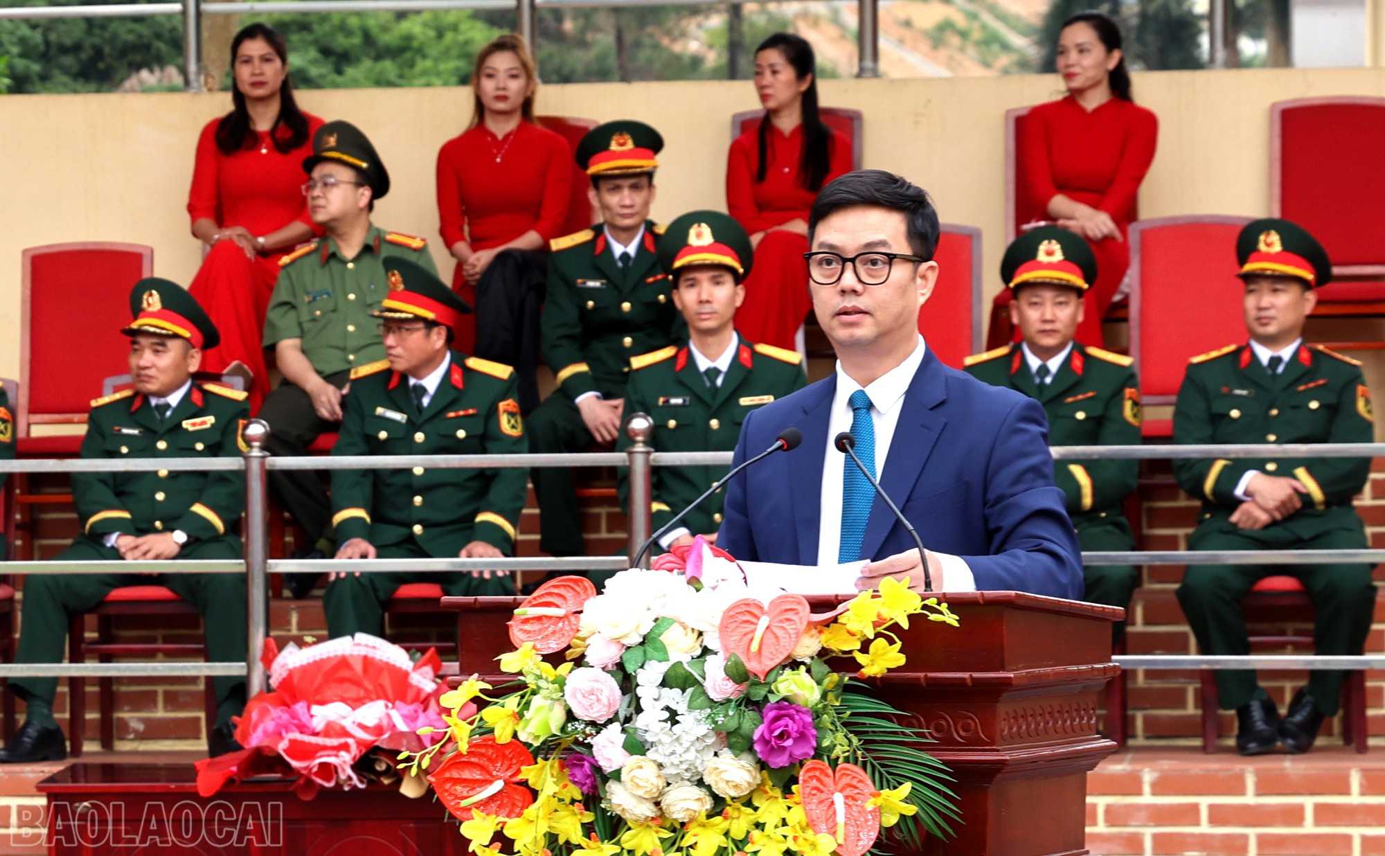 Đồng chí Nguyễn Minh Toàn, Ủy viên Ban Thường vụ, Chủ nhiệm UBKT Tỉnh ủy, đánh trống và phát biểu tại Lễ giao nhận quân.