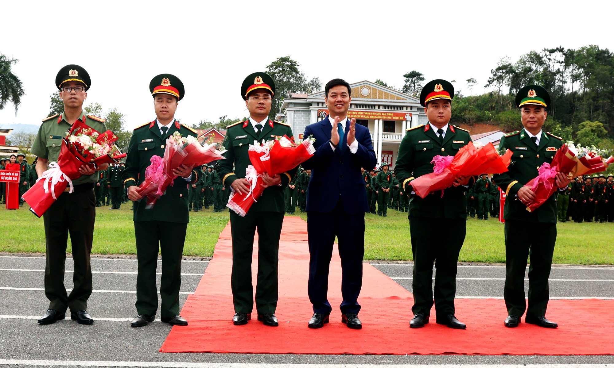 Chủ nhiệm UBKT Tỉnh ủy Nguyễn Minh Toàn tặng hoa các đơn vị nhận quân.