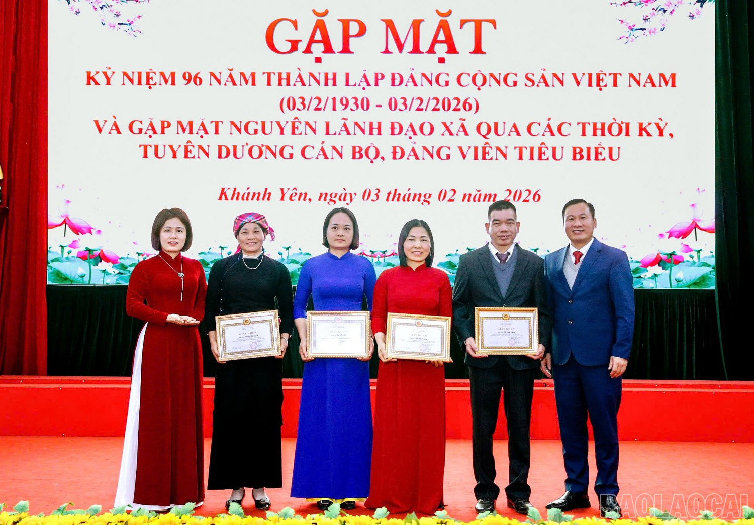 Lãnh đạo Đảng ủy xã trao Giấy khen cho đảng viên hoàn thành xuất sắc nhiệm vụ 5 năm liên tục.