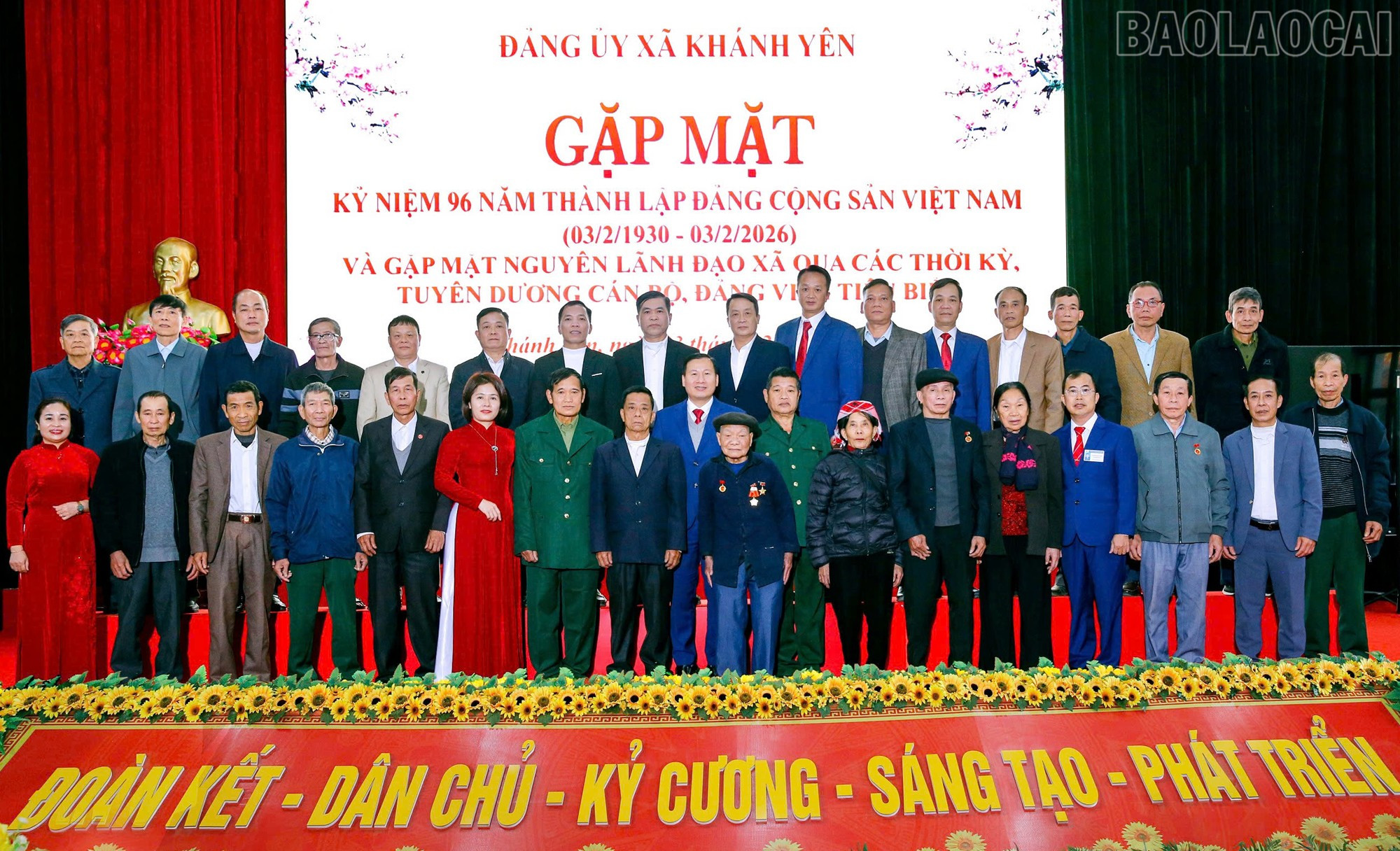 Đại biểu dự gặp mặt chụp ảnh lưu niệm.