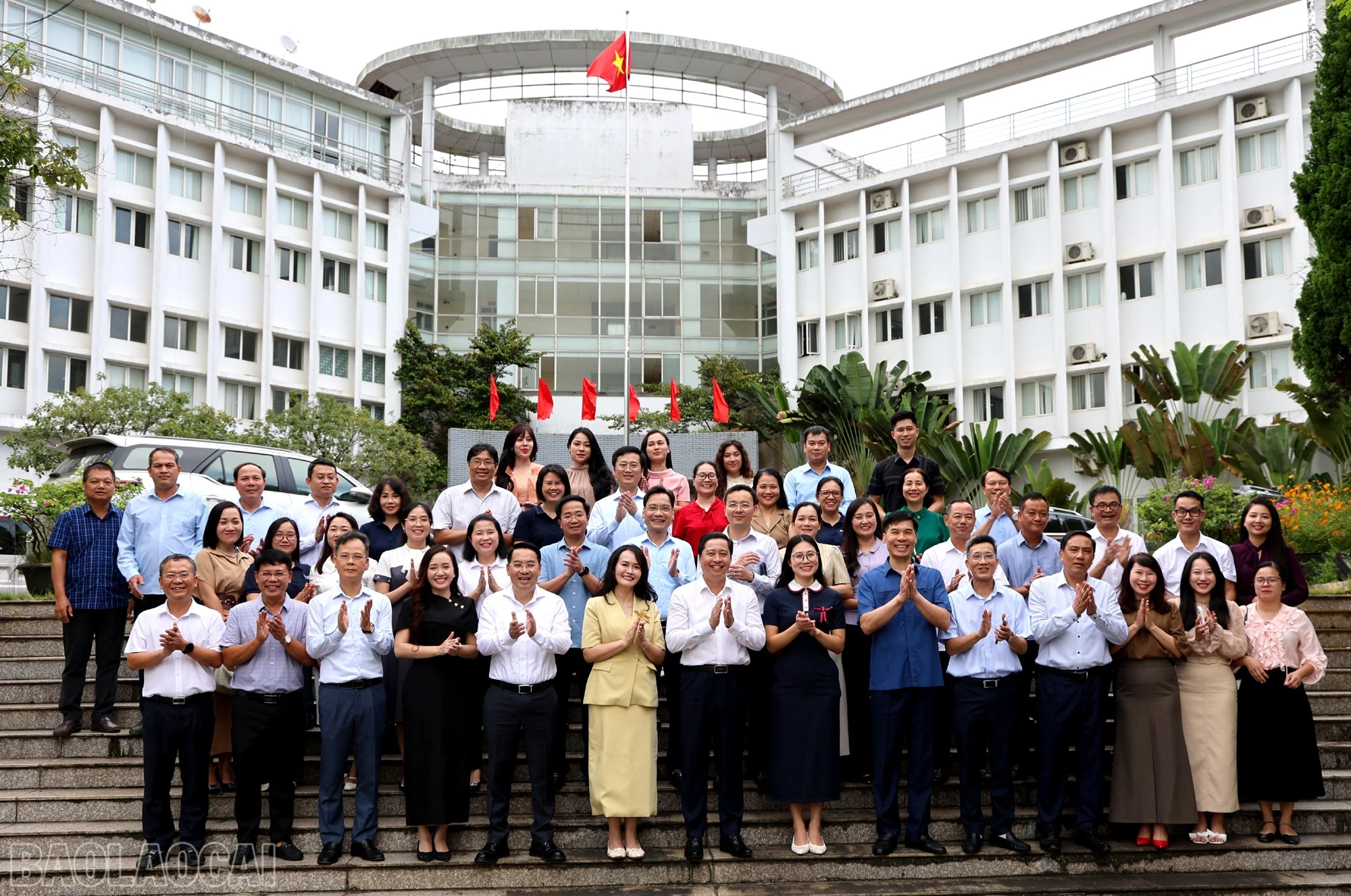 Các đồng chí lãnh đạo tỉnh và Đoàn công tác chụp ảnh lưu niệm với cán bộ, lãnh đạo, viên chức, người lao động Báo và Phát thanh - Truyền hình Lào Cai.